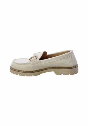 Mocassino bianco in pelle con finitura texturizzata, dettaglio in metallo dorato e suola in gomma beige. Punta arrotondata e design a profilo basso.