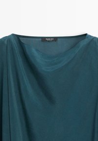 Teal draperet top med en scoop-halsudskæring, lavet af letvægtsstof. Har en glat tekstur og en subtil glans. Etiketten læser "Massimo Dutti."