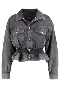Skrócona szara kurtka dżinsowa z dwoma kieszeniami na piersi, zapięciem na guziki oraz czarną elastyczną taśmą w pasie z wytłoczonym logo.