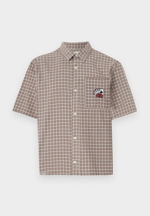 Camicia a maniche corte, marrone a quadri, con colletto button-down e taschino sul petto con un design ricamato in rosso e nero.