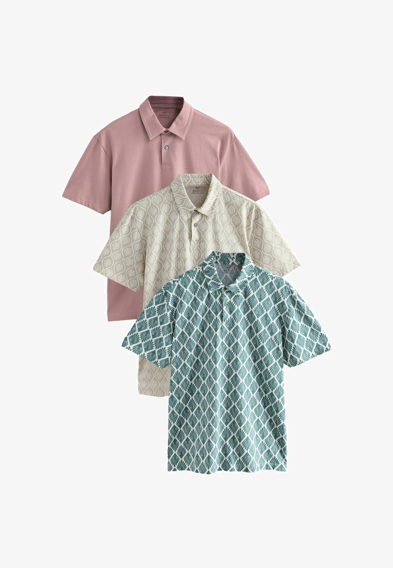 Tre polo-shirts: en lyserød, en cremefarvet med bladmønster, og en teal med geometrisk bladmønster, alle med krave.
