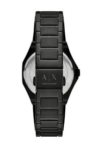 Zwarte metalen horlogeband met gesp gegraveerd met "A|X Armani Exchange," die de achterkant van een horloge toont.