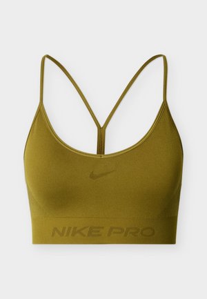 Soutien-gorge de sport Nike Pro en vert olive, doté d'une texture lisse, de bretelles croisées ajustables et d'une bande côtelée avec logo.