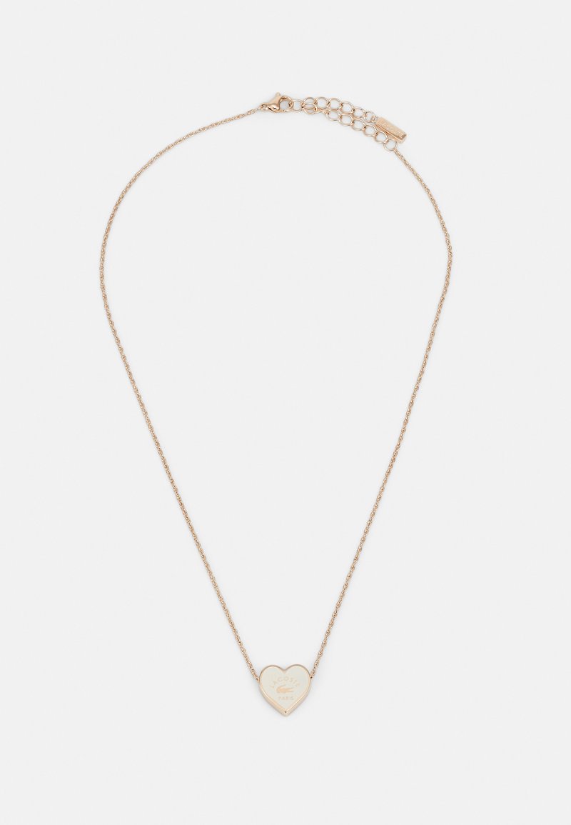 Goudkleurige kettinghalsketting met een hartvormige hanger met een gegraveerd logo. Fijn ontwerp en gestructureerde schakels met een karabijnsluiting.