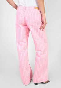Roze gestreepte wijde benen broek van lichtgewicht stof, met een knoopsluiting en twee achterzakken. Soepele textuur en casual pasvorm.