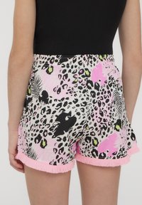 Pantaloni corti leopardati rosa e bianchi con accenti neri e verdi, caratterizzati da un orlo frangiato e una vita elastica.