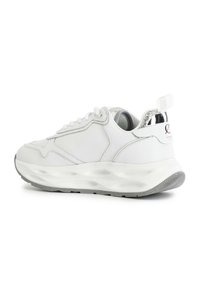 Sneakers blancs avec une tige en cuir lisse, au design arrondi, accents argentés au niveau du talon, semelle extérieure texturée et languette rembourrée pour plus de confort.