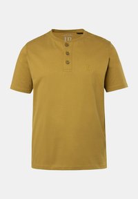 T-shirt a maniche corte color giallo senape con scollatura rotonda, chiusura con tre bottoni e piccolo logo sul petto. Tessuto in cotone morbido.