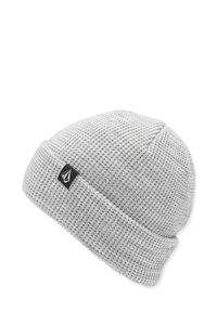 Bonnet en tricot gris, avec un motif texturé, un revers replié et une petite étiquette logo noire sur le côté.