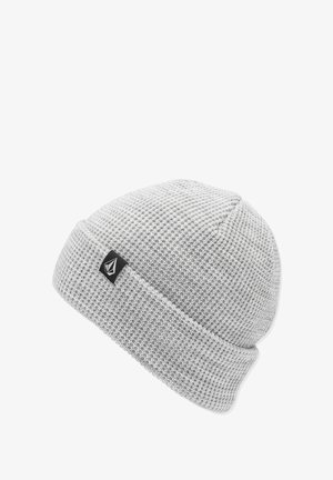 Szara, dziergana czapka beanie, z wyraźnym wzorem, złożonym brzegiem i małą, czarną metką po boku.