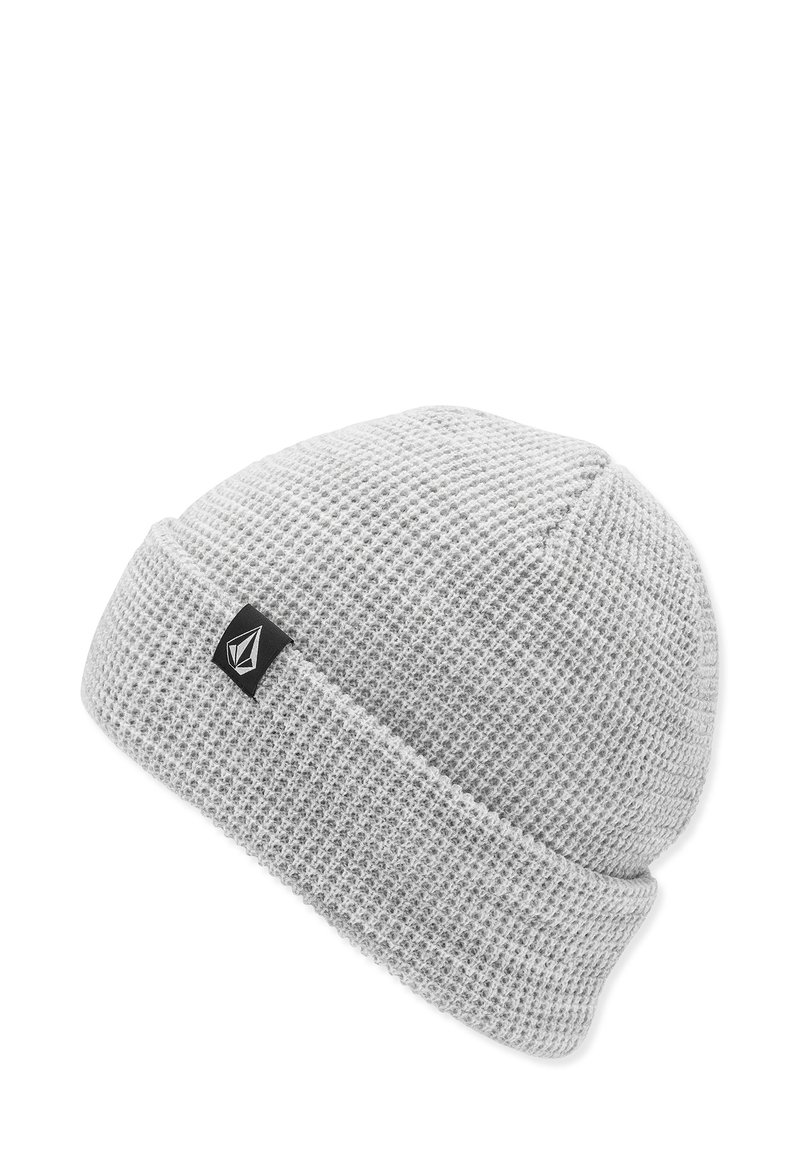 Bonnet en tricot gris, avec un motif texturé, un revers replié et une petite étiquette logo noire sur le côté.