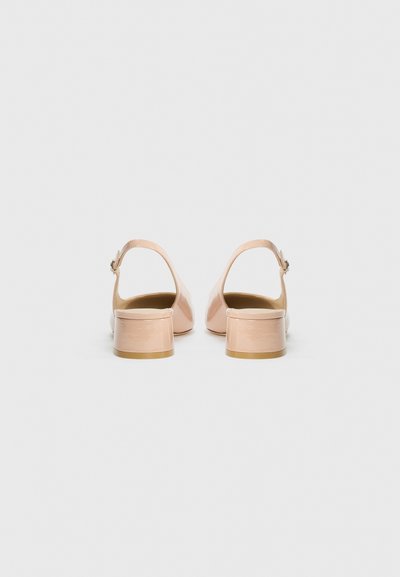 Pantofi slingback din piele lacuita roz pal, cu toc bloc, spate deschis si curea ajustabila cu detaliu catarama metalica.