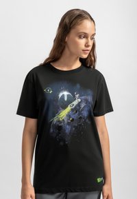 Zwart katoenen t-shirt met een kleurrijke ruimte-thema graphic van een figuur op een surfplank, omringd door planeten en sterren in abstracte patronen.