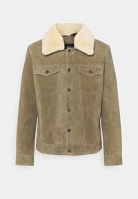 Kabát ze semiše v olivově zelené barvě s krémovým límcem z umělé kožešiny, dvěma náprsními kapsami, zapínáním na knofl�íky a diagonálním švem jako ozdobou.