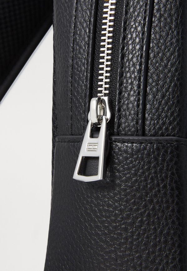 CENTRAL SLING BAG - Cross body bag4