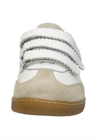 Witte sneaker met grijze suède accenten en drie gestructureerde klittenbandsluitingen, voorzien van een rubberen zool en een gladde bovenkant.