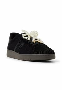 Czarne sneakersy z korduroy o teksturowanej cholewce, gumowej podeszwie i sznurowadłach zdobionych perłami z złotymi detalami oraz charakterystycznym wzorem.