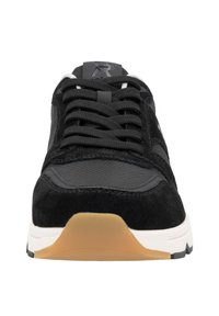 Svarta sneakers med en blandning av mocka och meshmaterial. Snörning framtill, gummisula med strukturerat grepp och vit mellansula.