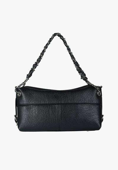 Borsa a mano in pelle nera con finitura testurizzata, dotata di tracolla a catena intrecciata e forma liscia e strutturata. Dettagli in metallo argentato.