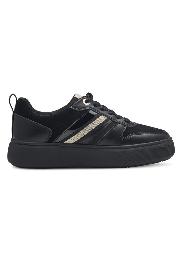 Schwarze Sneakers mit einem glatten Lederoberteil, ausgestattet mit metallisch goldenen Streifen und dicker Gummisohle. Schnürdesign mit runder Zehenpartie.
