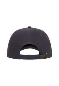 Cappellino da baseball in cotone nero con visiera curva, cinturino regolabile sul retro e piccolo dettaglio in metallo con incisione "AMPLIFIED".