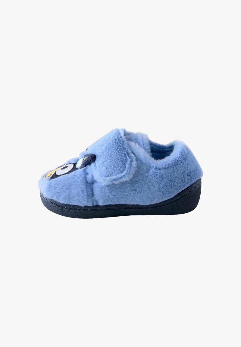 Chausson enfant bleu doux avec semelle noire et motif pingouin sur le dessus, équipé d'une large bride Velcro réglable.