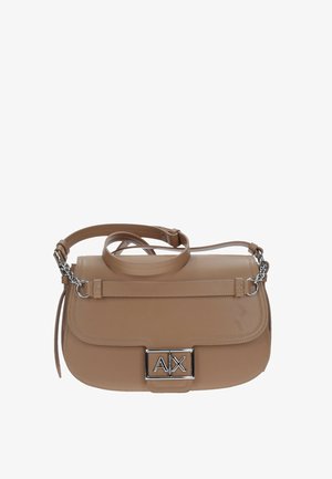 Borsa a spalla in eco pelle beige con patta superiore, tracolla in catena e pelle, dotata di chiusura a logo argentato e delicati dettagli di cucitura.