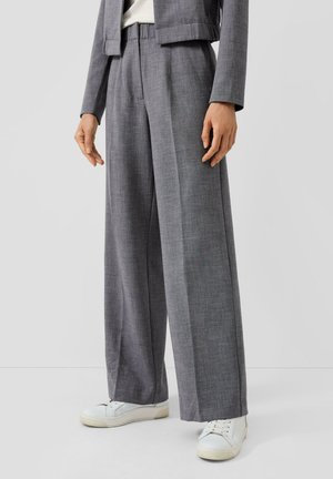 - Spodnie materiałowe