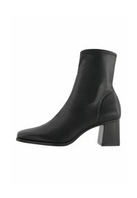 Czarny botek za kostkę wykonany z gładkiego materiału syntetycznego, z ostrym noskiem, dopasowaną kostką i masywnym, teksturowanym obcasem.