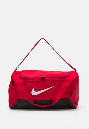 Crvena Nike torba s crnom podlogom. Ima veliku odjeljak s patentnim zatvaračem, dvije ručke i istaknuti bijeli logo sprijeda.