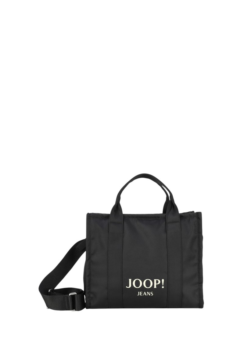 Czarna torba materiałowa z dwoma uchwytami do noszenia i odpinanym paskiem na ramię. Z przodu znajduje się białe logo "JOOP! JEANS". Prostokątny kształt.