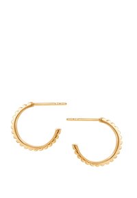 Złote kolczyki w formie obrączek z falistym brzegiem. Posiadają cienki, elastyczny sztyft dla pewnego zapięcia. Gładka tekstura na całej powierzchni.