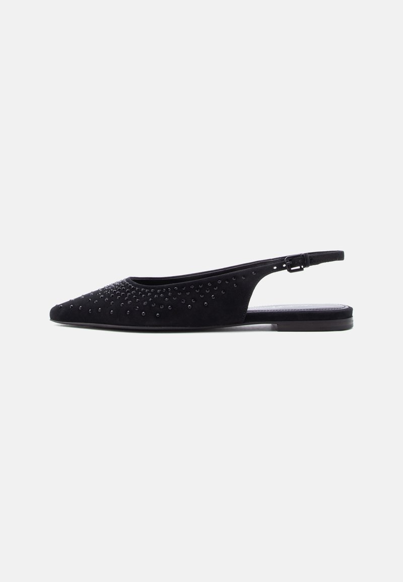 Μαύρο flat παπούτσι με μυτερή μύτη, slingback σχέδιο, μικρές διακοσμητικές καρφίτσες και ρυθμιζόμενο πλαϊνό αγκράφα σε λευκό φόντο.