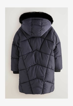 Tmavomodrý páperový kabát s kapucňou a čiernym umelým kožušinovým lemom, diagonálnym prešitím a rebrovanými manžetami. Zadný pohľad zobrazuje dizajnové detaily.