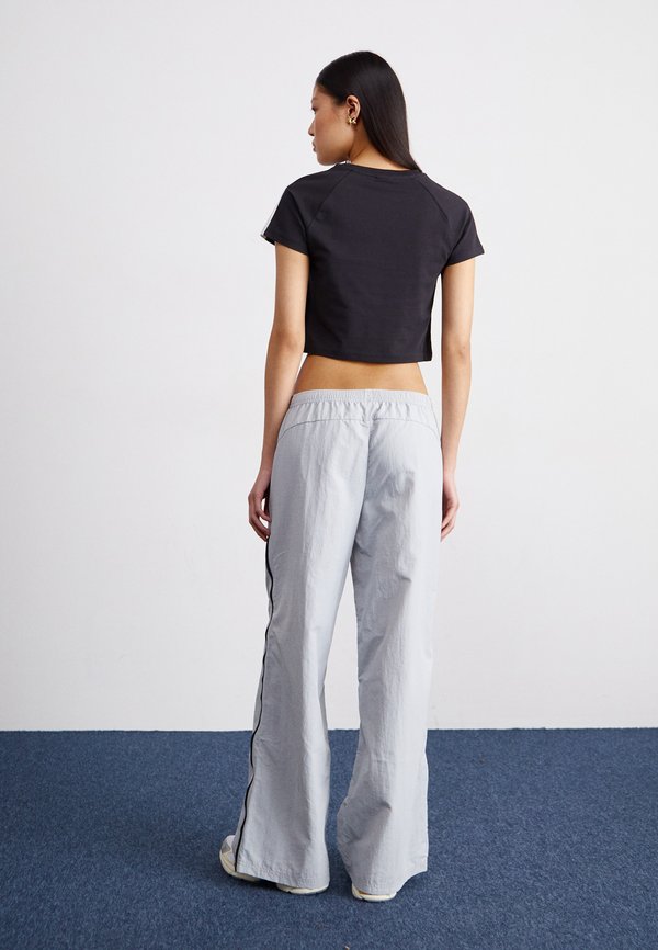 DARE TO RELAXED PANTS - Trousers - flat light gray4