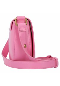 Borsa a tracolla rosa in pelle con una texture liscia, dettagli in metallo dorato e una tracolla removibile, dotata di una forma arrotondata nella parte inferiore.