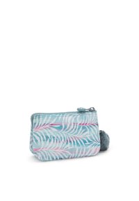 Kleine met ritssluiting afgesloten pouch in lichtblauw met een patroon van roze en witte palmbladeren. Voorzien van een grijze bontpompon bevestigd aan de ritssluiting.