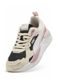 Puma-sneakers med ett strukturerat svart mesh-övre, krämfärgade läderdetaljer, rosa inslag och en tjock vit sula. Har snörning och förstärkt häl.