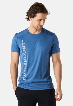 T-shirt sportivo blu realizzato in materiale leggero, con scollatura rotonda e testo verticale bianco "SWEDMOUNT" sul lato sinistro.