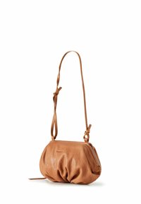 Borsa a spalla in pelle color tan con un design arricciato, dettaglio con nastro annodato e chiusura con zip. Texture liscia e forma arrotondata.