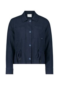 Ciemnoniebieska, krótka kurtka z mieszanki lnu, z dwiema przednimi kieszeniami, zapięciem na guziki i paskiem do regulacji w talii.