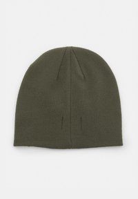 Maslinasto zeleni pleteni šešir s mekom teksturom, zaobljenog oblika i vertikalnim šavovima na vrhu. Bez vidljivih logotipa ili ukrasa.