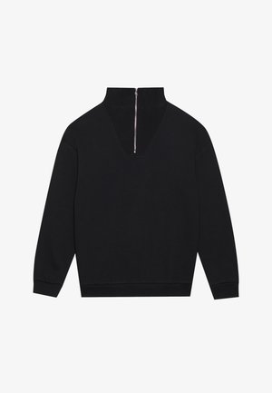 Fekete pulóver kapucnival, magas bordás gallérral, V nyakkivágással a hátsó részen, és ezüst cipzárral. Puha anyag és laza fazon.