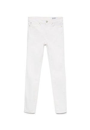 Weiße Slim-Fit-Jeans mit Frontknopf und Reißverschluss, Gürtelschlaufen und Fünf-Taschen-Design, flach auf weißem Hintergrund liegend.