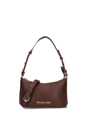 Bruine leren Valentino handtas met verstelbare schouderriem en goudkleurig logo aan de voorkant, met ritssluiting aan de bovenkant.