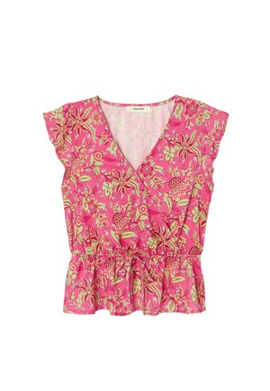 Blouse portefeuille rose à fleurs avec manches courtes, col en V, taille à cordon et ourlet volanté, avec motifs floraux verts et rouges.
