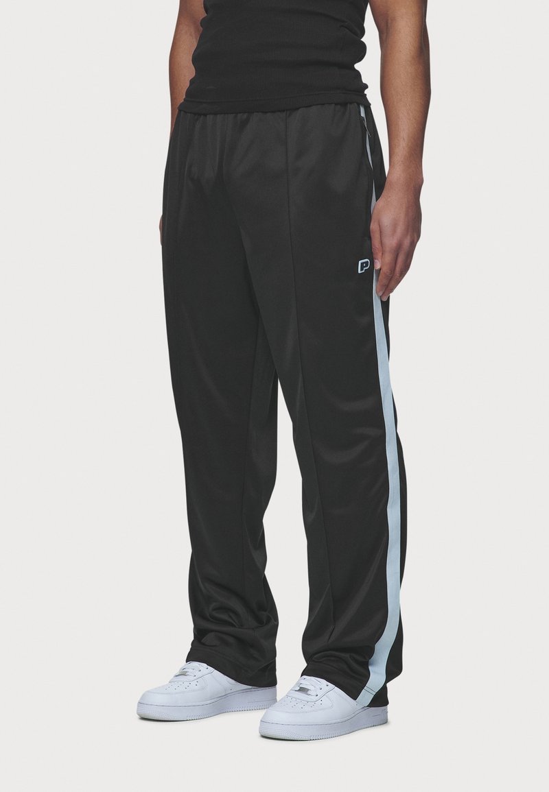 Zwarte sportbroek met lichtblauwe zijstrepen, gemaakt van gladde stof, voorzien van een elastische tailleband en een klein logo op de linker bovenbeen.