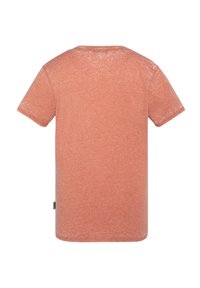 T-shirt a maniche corte di colore corallo sbiadito, realizzata in tessuto morbido, con scollo rotondo e una piccola etichetta laterale vicino all'orlo.