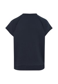 Top scurt cu mânecă la 3/4 de culoare albastru închis, cu guler accesorat la rotund, având mâneci raglan și un tiv drept. Fabricat dintr-un material moale și neted.