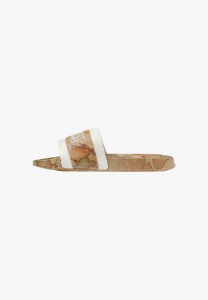 Sandalo tipo slide marrone con cinturino bianco caratterizzato da un delicato design a mappa e suola testurizzata, mostrato di lato su sfondo bianco.